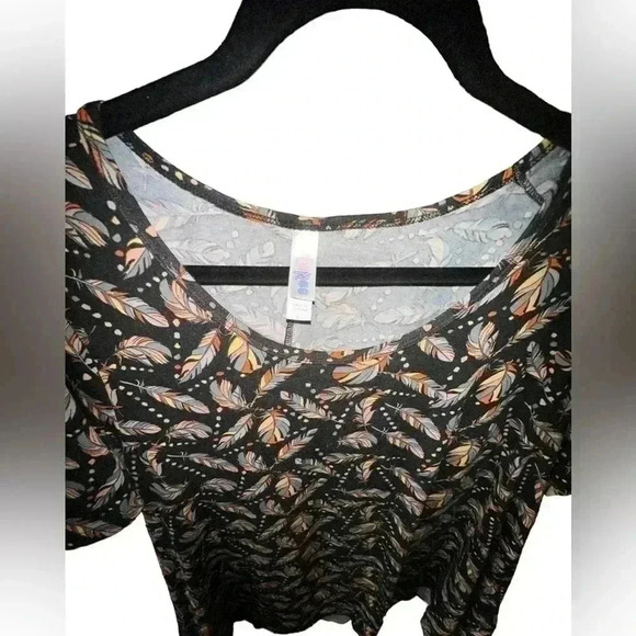 Lularoe size medium perfect tee swing top‎ with feathers! VGUC. - Picture 2 of 5